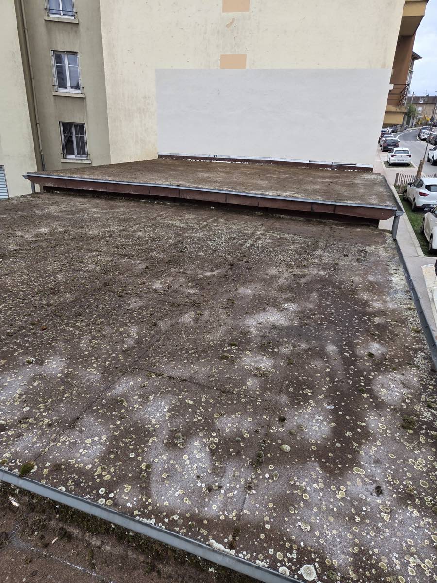Les deux niveaux de la même toiture-terrasse en fin de chantier, débarrassés de la mousse.